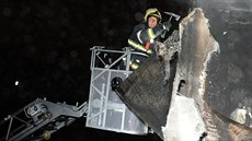 Pra��tí hasi�i zasahovali p�i po�áru bytu. Z domu museli evakuovat skoro...