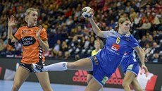 védská házenkáka Carin Strömbergová pálí v utkání proti Nizozemsku v souboji...