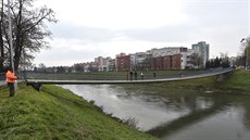 Mimořádná kontrola lávky přes řeku Moravu v Kroměříži.