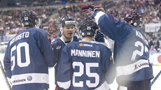 Finští hokejisté se radují z gólu v zápase s Českem.