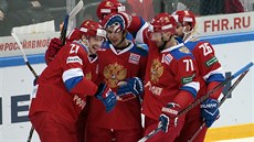 Hokejisté Ruska se radují z gólu v zápase se Švédskem.