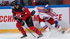 eský kapitán Martin Erat (vpravo) brání kanadského hokejistu Quintona Howdena.