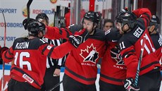 Hokejisté Kanady slaví gól v zápase s Českem,