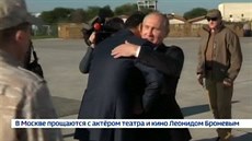 Putin nečekaně navštívil Sýrii. Na letecké základně Hmímím se setkal s Asadem