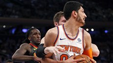 Enes Kanter z New Yorku v duelu s Atlantou. Fauluje ho Luke Babbitt.