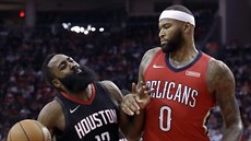 James Harden (vlevo) z Houstonu se ke koi New Orleans tlaí kolem DeMarcuse...