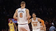 Kristaps Porzingis a Enes Kanter se radují z koe New Yorku proti LA Lakers.