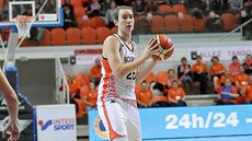 Élodie Godinová z Bourges v utkání s USK Praha.