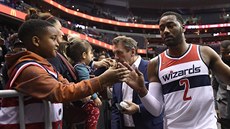 John Wall z Washingtonu se na cest do aten zdraví s malým fanoukem.