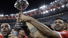 Diego Rodriguez (nahoře) a Damian Albil z argentinského Independiente oslavují...