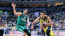 Kostas Slukas (vpravo) z Fenerbahce Istanbul se pokou�í obejít Vasilijeho...