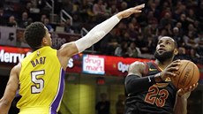 LeBron James (vpravo) z Clevelandu útoí pes Joshe Harta z LA Lakers.