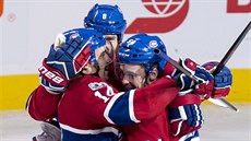 Montrealtí hokejisté oslavují Tomáe Plekance (14) za vítzný gól.