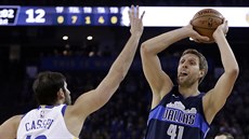 Omri Casspi (vlevo) z Golden State brání Dirka Nowitzkého z Dallasu.