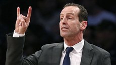 Kenny Atkinson hlásí akci Brooklynu.