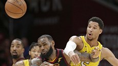 LeBron James (vlevo) z Clevelandu bojuje s Joshem Hartem z LA Lakers.