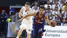 Phil Pressey z FC Barcelona uniká Jayceemu Carrollovi z Realu Madrid.