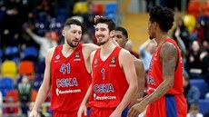 Basketbalisté CSKA Moskva chválí Nanda De Cola (uprostřed), Vlevo Nikita...