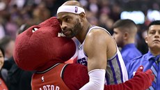 Vince Carter ze Sacramenta se zdraví s maskotem Toronto Raptors.