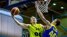 Canyon Barry (vlevo) z Brna zakon�uje p�es Ladislava Pecku z Ústí.