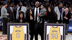 Kobe Bryant a jeho rodina při rozlučce LA Lakers s čísly 8 a 24.