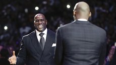 Magic Johnson (vlevo) gratuluje Kobemu Bryantovi ke kariée v LA Lakers.