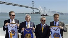 Golden State Warriors oznamují svj pesun z Oaklandu do San Franciska. Zleva...