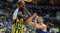 Jason Thompson (vlevo) z Fenerbahce se snaí zakonit pes Nemanju Dangubie z...