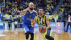 Kostas Slukas (vpravo) z Fenerbahce uniká Peru Anti�ovi z Crvené zvezdy.