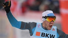 Francouzský bec na lyích Maurice Manificat slaví triumf v závodu na 15 km...
