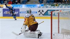 Jihlavský branká Lars Volden inkasuje gól v utkání proti Chomutovu.