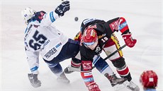 Miroslav Preisinger z Plzn� (vlevo) a hradecký Martin Plán�k v souboji o puk