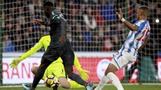 Tiémoué Bakayoko z Chelsea (v tmavém) p�ekonává branká�e Huddersfieldu.