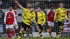 Sokratis Papastathopulos (vlevo ve �lutém) z Dortmundu slaví gól proti Mohu�i.