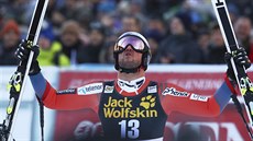 Norský lya Aksel Lund Svindal slaví v cíli sjezdu ve Val Garden.