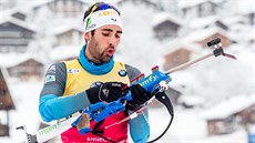 Francouzský biatlonista Martin Fourcade bhem stelby ve stíhacím závodu v...