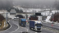 Tunel Panenská na dálnici D8, kde je rychlost omezená na 80 kilometr v hodin.