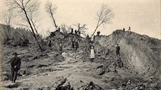 Snímky z roku 1914 přibližují obří sesuv, který tehdy ujel z vrchu Chmelík do...