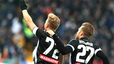 Záloník Udinese Antonín Barák (vlevo) se raduje z gólu se spoluhráem Silvanem...