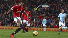 VYROVNAL. Útoník Manchesteru United Marcus Rashford dává v derby proti City...