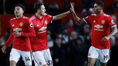 Fotbalisté Manchesteru United oslavují trefu Marcuse Rashforda (vpravo).