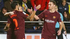 Barcelon�tí fotbalisté slaví trefu Luise Suáreze (vlevo).