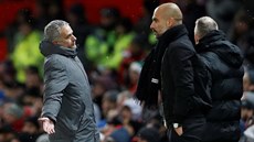 Trenéi José Mourinho a Pep Guardiola bhem manchesterského derby.