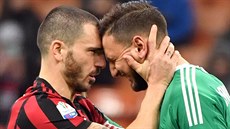 Kapitán AC Milán Leonardo Bonucci utěšuje brankáře Gianluigiho Donnarummu.