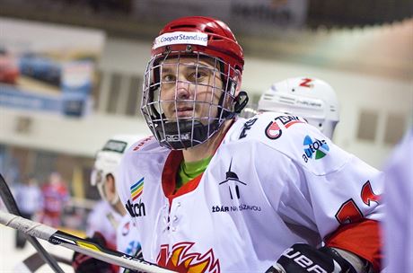 Po váném zranní oka musel hrát árský hokejista Tomá Smejkal jen s koíkem....