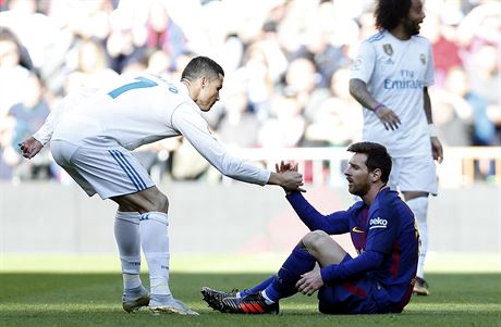 Cirstiano Ronaldo a Lionel Messi. Momentka z fotbalového El Clásika.