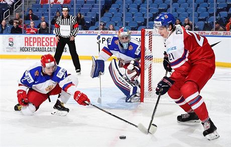 Filip Chytil ped ruskou brankou v utkn mistrovstv svta hokejist do 20 let.