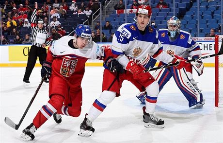 Krytof Hrabk bojuje ped ruskou brankou v utkn mistrovstv svta hokejist...