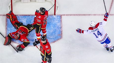 Tom Plekanec (vpravo) z Montrealu se raduje z glu v duelu na led Calgary.