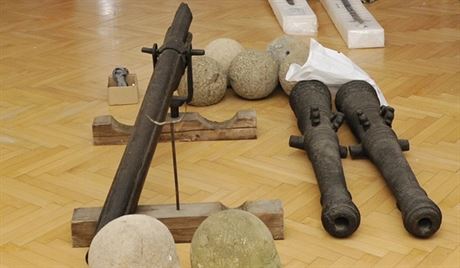 Perovské muzeum ukazuje na výstav nález stedovké a ran novovké výzbroje...